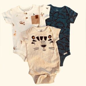 Set it 3 assorted onesies 0-3 months